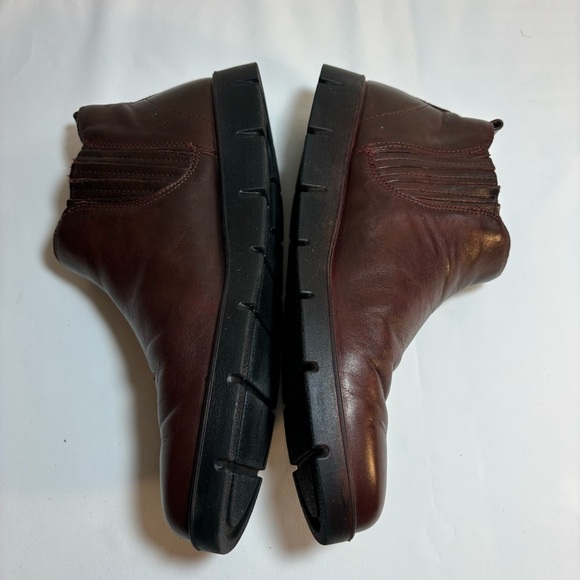 ECCO Sz 10 Low Top Ankle Booties Comfort Boots Rubber Sole Pull On Leather - Picture 4 of 9